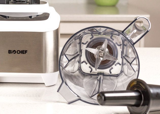 Blender jar with stainless steel blades Blender jar with stainless steel blades